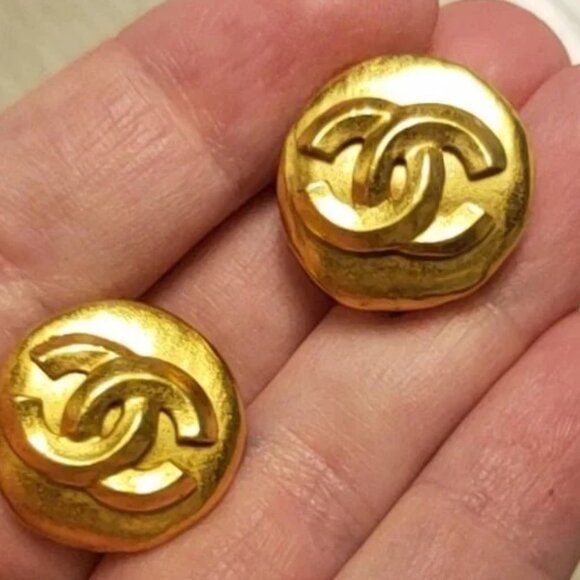 Chanel Vintage Interlocking CC Clip On Earrings 24K Gold-Plated - Picture 3 of 14